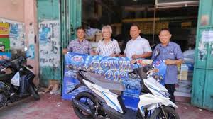 Maybe you would like to learn more about one of these? Jemi Senang Peroleh Motor Program Gosok Gosok Gowin Dari Air Mineral Club Tribun Manado