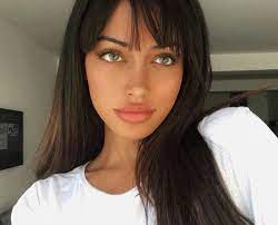 Pin Von Amanda Ayala Auf Portrait Braune Haare Grune Augen Styling Kurzes Haar Haarschnitt