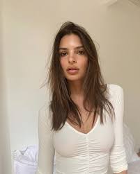Pin By Cindy Diaz On E M I L Y R A T A J K O W S K I Emily Ratajkowski Beauty Hot Brunette