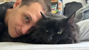 I hate people! 🤬 I was NOT a reptile person,but my husband wanted a  lizard. Now we own four,and three are mine. 🫣😂 I'll never understand how  anyone could be cruel to