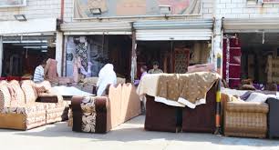 في سوق حراج الجامعة للأثاث وافدون يبيعون الكنب وغرف النوم المحشوة بـ البق أرشيف صحيفة البلاد