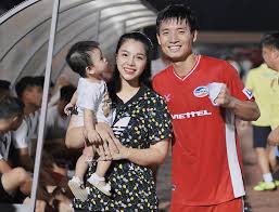 #blvcamay #buitiendung #nhipdapiphui blv camay official giới thiệu các video hấp dẫn về kỹ năng bóng đá phủi. Vá»£ Con Vao Quáº£ng Nam Chuc Má»«ng Bui Tiáº¿n DÅ©ng Ngoi Sao