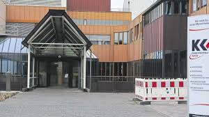 ()) is a town in the center of hesse, in germany.large towns nearby are bad hersfeld about 33 kilometres (21 miles) to the east, fulda 36 kilometres (22 miles) to the southeast, gießen 47 kilometres (29 miles) to the west and marburg an der lahn about 36 kilometres (22 miles) to the northwest. Kreiskrankenhaus Alsfeld Nur Noch Ein Besucher Pro Patient Erlaubt Vogelsberg