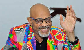 El destacado presentador y productor de TV Nelson Javier es sometido a una  cirugía ocular