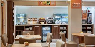 There are a few chain restaurants and fast food options located by the hotel property for a quick bite to eat but save the. Bahnhof Hotels Holiday Inn Express London Victoria