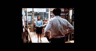 En musique d'accompagnement extradiégétique, she, version elvis costello. La Fameuse Librairie De Coup De Foudre A Notting Hill Mise A Mort Purepeople