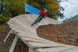 Obraz z kamery przedstawia widok z skilift oberwangen w mieście fischingen (szwajcaria). Genossenschaft Skilift Oberwangen