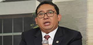 Ia tampak serius membuat notulesi di balik meja. Fadli Zon Rangsang Anak Muda Terjun Ke Gelanggang Politik