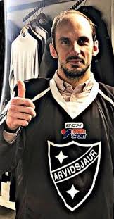 I was looking at two jerseys my mom gave me from the 90s and who was gonna tell me that nolan patrick wears the same number that mikael renberg did. Bygdens Lag