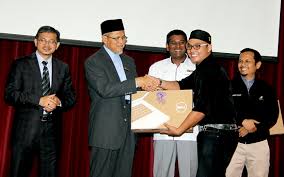 Mu'allaf, mereka yang baru masuk islam dan membutuhkan bantuan untuk menguatkan dalam tauhid dan syariah. Zakat Selangor Bantuan Pelajaran Umpama 4