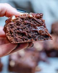 Taiem un cerc de dimensiunea bazei cratitei in care vom coace blatul, din hartie de copt. Reteta De Brownie Cu Nuci Negrese Pufoase Si Cremoase Blondelish Com