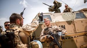 In mali hat es einen schweren anschlag auf die bundeswehr gegeben. Westafrika Reise Merkel Dankt Soldaten Fur Einsatz In Mali Tagesschau De