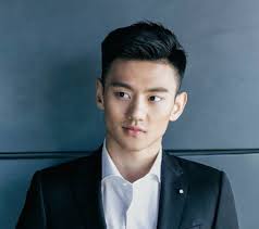 Anh sống và làm việc một mình trên đỉnh núi yên sơn cao 2600m, quanh năm sương mù lạnh lẽo. 20 Kiá»ƒu Toc Nam Ä'áº¹p Cho Khuon Máº·t Vuong Chá»¯ Ä'iá»n Cá»±c Thá»i ThÆ°á»£ng