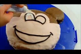 Mickey mouse) ist eine von walt disney und ub iwerks erschaffene zeichentrickfigur, die einige details einer maus haben soll (besonders sein schwanz). Video Eine Micky Maus Torte Selber Backen Ein Rezept
