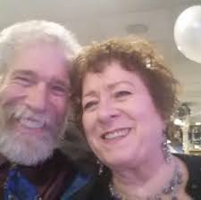 How to trim dead branches and keep tomato plants alive in hot weather?