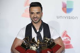 Yankee trug das lied unter anderem in merida, mexiko am 3. Der Despacito Sanger Luis Fonsi Prasentiert Stolz Seine Vier Auszeichnungen Bei Den Latin Grammy Awards 2017 Stuttgarter Nachrichten