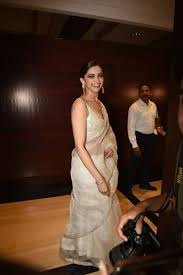 Deepika Padukone Looks Divine As She Turns Up For Javed Akhtar S 75th Birthday Bash Hungryboo Bollywood Girls Stylish Sarees Indian Wedding Wear