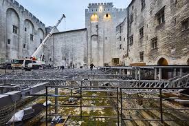 Avignon cultive la créativité, mise sur ses ressources humaines, et entend bien exploiter pleinement tous ses talents pour inventer un futur à la mesure de son histoire. A Avignon Le Festival Ouvre Ses Portes Dans Une Semaine Le Soir Plus