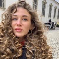 Cecile Snow's Instagram, Twitter & Facebook