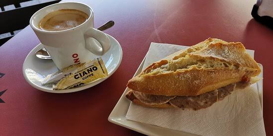 Mini bocadillo de fuet y café con leche: fotografía de La Finestra, Tarragona - Tripadvisor