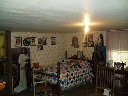 Loretta Lynn S Bedroom In Her Family Home In Butchers Hollow Ky Loretta Lynn Loretta Celebrity Houses
