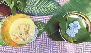 Kemudian dibentuk bulat dan disalut dengan bijan sebelum digoreng. Onde Onde Biru Diraja