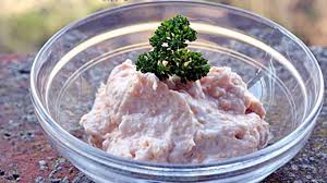 200 g icre proaspete, zeama de la o lamaie, sare, o ceapa mare, 150 g gris, 200 ml ulei, 2 linguri de apa minerala. Salata De Icre Reteta Pescareasca Gina Bradea Youtube