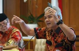 Nama ganjar pranowo menjadi popular setelah dinilai menjadi gubernur yang mempunyai dedikasi tinggi dalam menata salah satu provinsi di. Suapi Istri Usai Bersepeda Manisnya Ganjar Pranowo Bikin Warganet Baper Guideku Com
