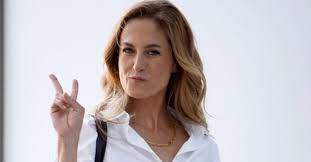 Tedavisine başlanan 1 çocuk annesi ergüder, önümüzdeki günlerde kemoterapi görecek. Menajerimi Ara Ile Ekranlara Donen Canan Erguder Ilgi Odagi Oldu Menajerimi Ara Nin Feris I Canan Erguder In Oglu Demir I Goren Benzetmeden Edemiyor Galeri Magazin