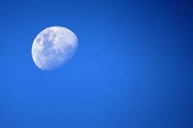 Compare the dialectal forms for moon: äººä»¬å¸¸è¯´ æ—¥æœˆåŒè¾‰é‚£ç™½å¤©çœŸçš„å¯ä»¥çœ‹åˆ°æœˆäº®å— é˜¿æ³¢ç½—æ–°é—»ç½'