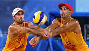 La egipcia doaa elghobarhy se prepara para asistir a su compañera nada meawad en un partido de vóleibol de playa contra canadá de los juegos olímpicos de río de janeiro el 11 de agosto del 2016. Islwo3lg71jfdm
