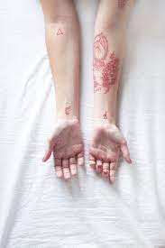 This Is Such A Cool Idea Too Bad I Ve Sworn I Ll Only Get Black Tattoos Tatuagens Vermelhas Handpoked Tattoo Tatuagens Bff