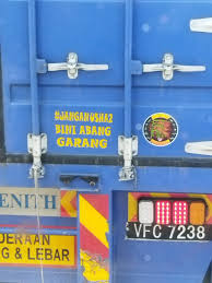 Dua orang suami 'geng takut bini' tengah bersembang di tepi pagar rumah sebelum masuk maghrib. Geng Takut Bini Photos Facebook