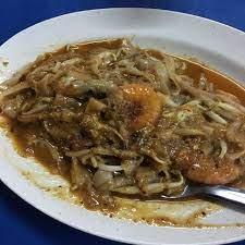 Rice noodles drenched in thick prawn broth and topped with a fried egg, thumbs up. 7 Char Kuey Teow Penang Yang Sedap Saji My