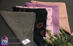 Selanjutnya, cara pakai masker yang tepat adalah memakai masker dengan sisi luar masker berwarna hijau atau biru, sedangkan bagian dalam masker yang menempel langsung dengan area mulut dan hidung berwarna putih. Koleksi Bidaan Tudung Bawal Airis Premium