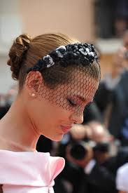 Aunque quieras evitarlo, siempre llega esa temporada del año en la que tu buzón se llena con invitaciones de boda. Puedo Ponerme Tocado En Una Boda De Tarde Albumes Telva Com