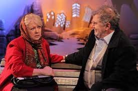 O poveste cu doi actori care sunt singuri pe scena, o poveste emotionanta in care adevarurile se dezvaluie greu, cu intensitate, dureros. Doi Pe O BancÄƒ Intre ReÈ›etÄƒ De Teatru È™i Artificiu Yorick