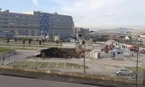 Non ci sarebbero vittime o feriti. Napoli Enorme Voragine All Ospedale Del Mare Causata Da Un Esplosione Radio Kisskiss Napoli