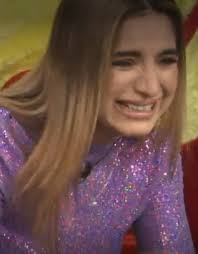 Jaqueline viendo el gol de Ramiro Sordo y pensando en que si anota Fran  Villalba va a perder la apuesta con el 'Ay'