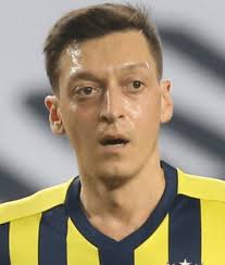 At his best, mesut ozil was a dynamic playmaker for arsenal, but his time at the club was overshadowed by. Tor Eingeleitet Mesut Ozil Feiert Erfolgreiches Debut Fur Fenerbahce Kicker
