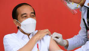 Menkes budi mengungkapkan presiden jokowi akan disuntik vaksin corona pada 13 januari. Foto Presiden Jokowi Disuntik Vaksin Covid 19 Pertama Di Indonesia News Liputan6 Com