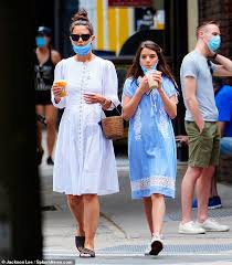 She maintains that there will still be family, fun, food and, well, good wine (after all, we all. Katie Holmes Greift Iced Coffee In Nyc 14 Jahrige Tochter Suri Aktuelle Boulevard Nachrichten Und Fotogalerien Zu Stars Sternchen
