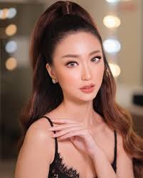 Eva Montana's Instagram, Twitter & Facebook