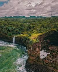 Lubang ini memiliki ukuran diameter kira kira 50 meter. Pantai Karang Bolong Kebumen Jawa Tengah Lokasi Rute Dan Biaya Tiket Masuk Ke Lokasi Wisatabaru Com