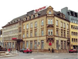 Each savings bank is independent, locally managed and concentrates its business activities on customers in the region in which it is situated. Kreissparkasse Saarlouis Private Banking Center Kleiner Markt Kleiner Markt 1