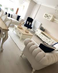 bu salonun degisen renkleri ortama oturakli bir hava kazandiriyor bir bu degisen hava kazandiriy mobilya oturma odasi fikirleri oturma odasi dekorasyonu