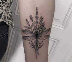 Tatouage Libellule Signification Idees 30 Photos Dragonfly Tattoo Tattoos Leg Tattoos