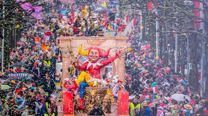 Besonders in den karnevalshochburgen entlang des rheins finden große festumzüge statt. Karneval Im Shutdown Stell Dir Vor Es Ist Rosenmontag Zdfheute