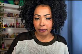 A Dona do Pedaço: Vivi é flagrada entrando em motel