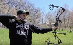 Once you have raised your bow, draw the string until it touches the tip of your nose and mouth. The Long And Short Of Choosing The Right Deer Hunting Arrows Deer And Deer Hunting